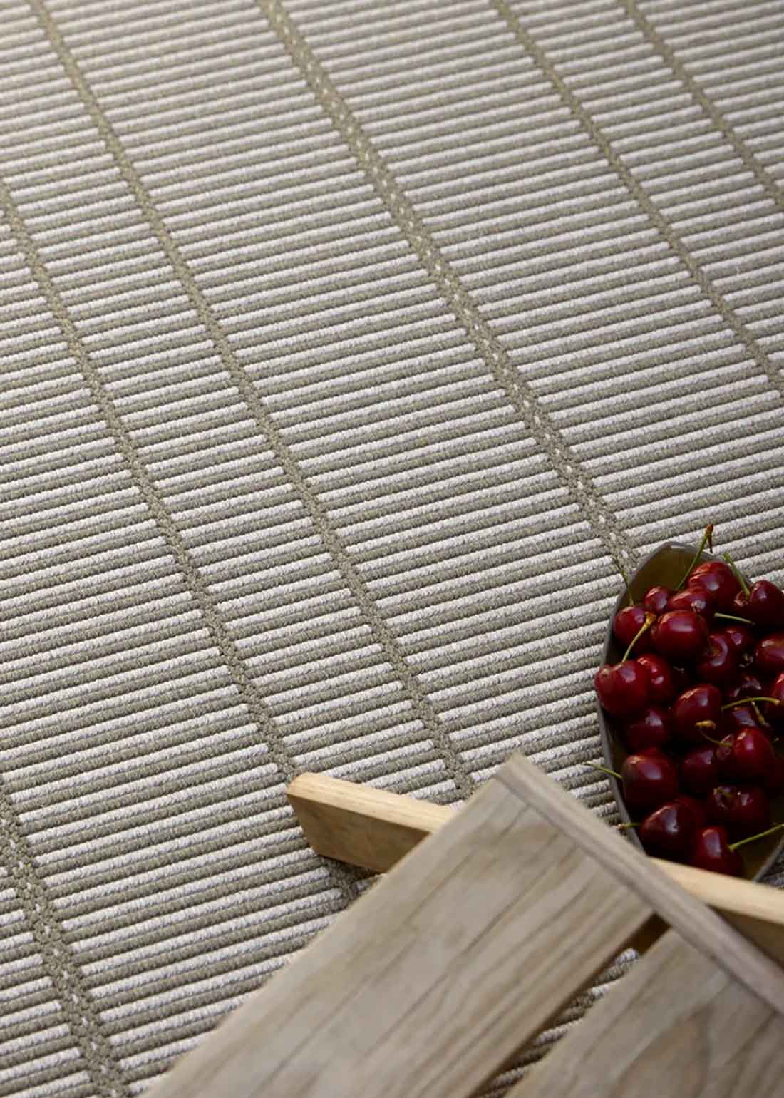 Alfombra fabricada en PET a partir de botellas de plástico recicladas de color gris en telar wilton de tejido plano.