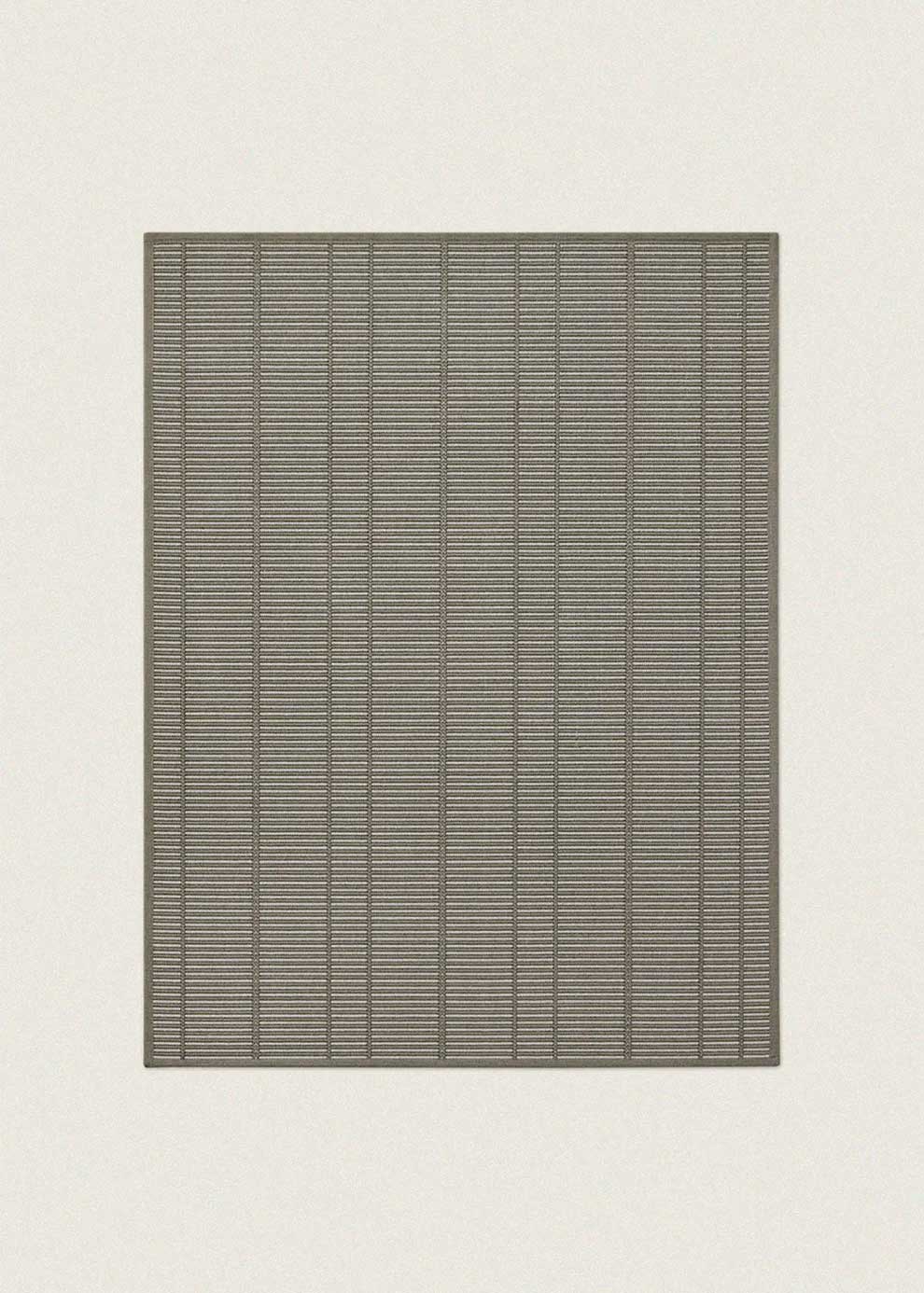 Alfombra fabricada en PET a partir de botellas de plástico recicladas de color gris en telar wilton de tejido plano.