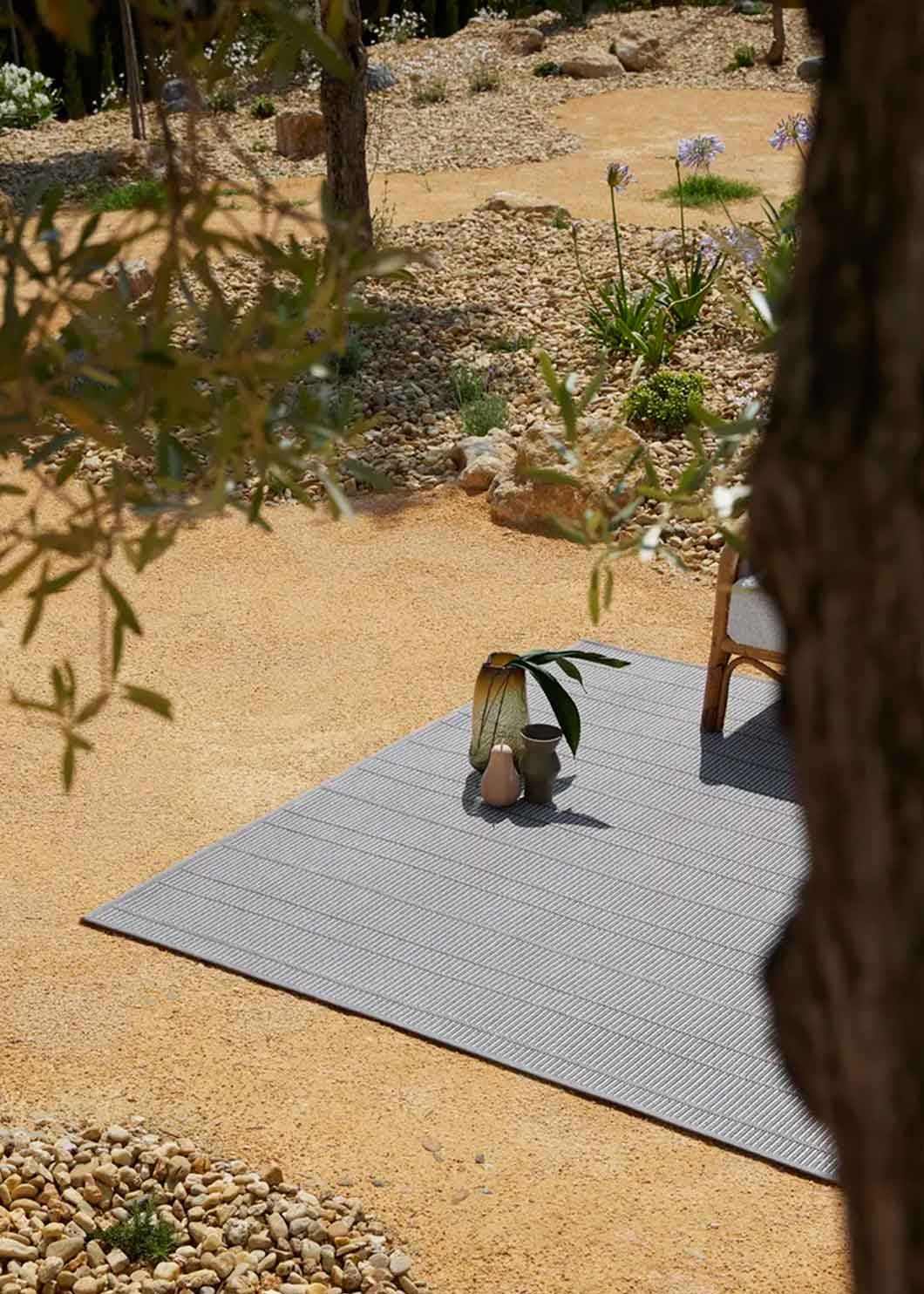 Alfombra fabricada en PET a partir de botellas de plástico recicladas de color gris en telar wilton de tejido plano.
