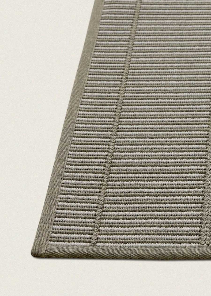 Alfombra fabricada en PET a partir de botellas de plástico recicladas de color gris en telar wilton de tejido plano.