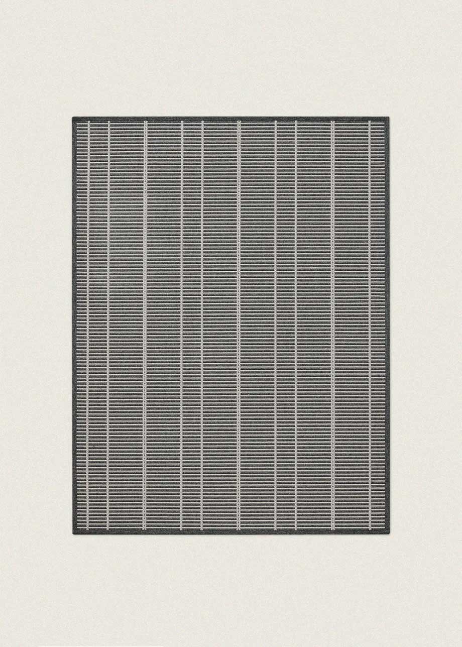 Alfombra fabricada en PET a partir de botellas de plástico recicladas de color gris azulado en telar wilton de tejido plano.