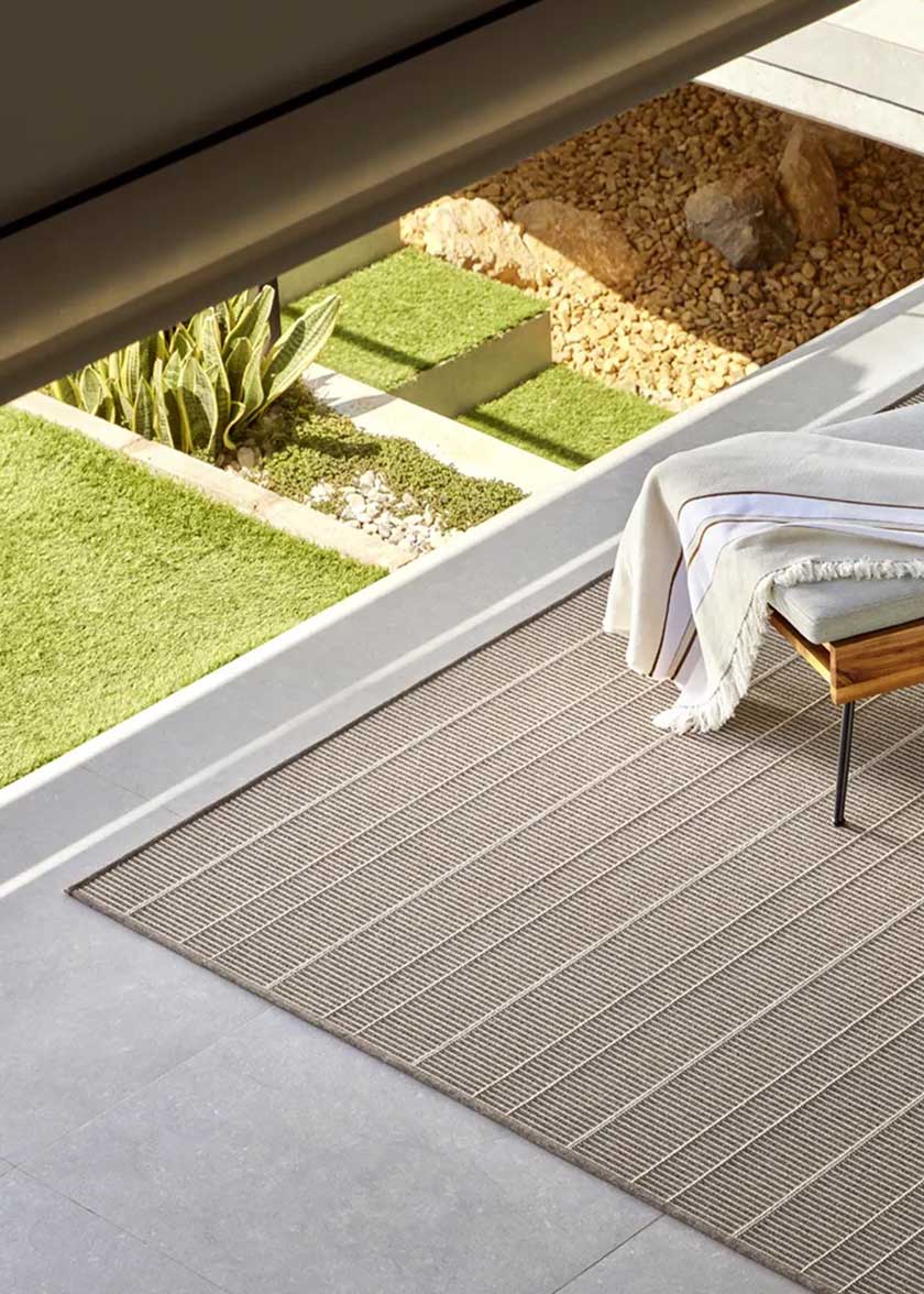 Alfombra fabricada en PET a partir de botellas de plástico recicladas de color marrón en telar wilton de tejido plano.