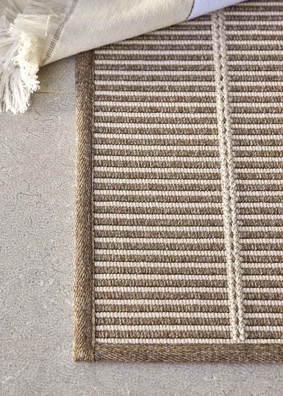 Alfombra fabricada en PET a partir de botellas de plástico recicladas de color marrón en telar wilton de tejido plano.