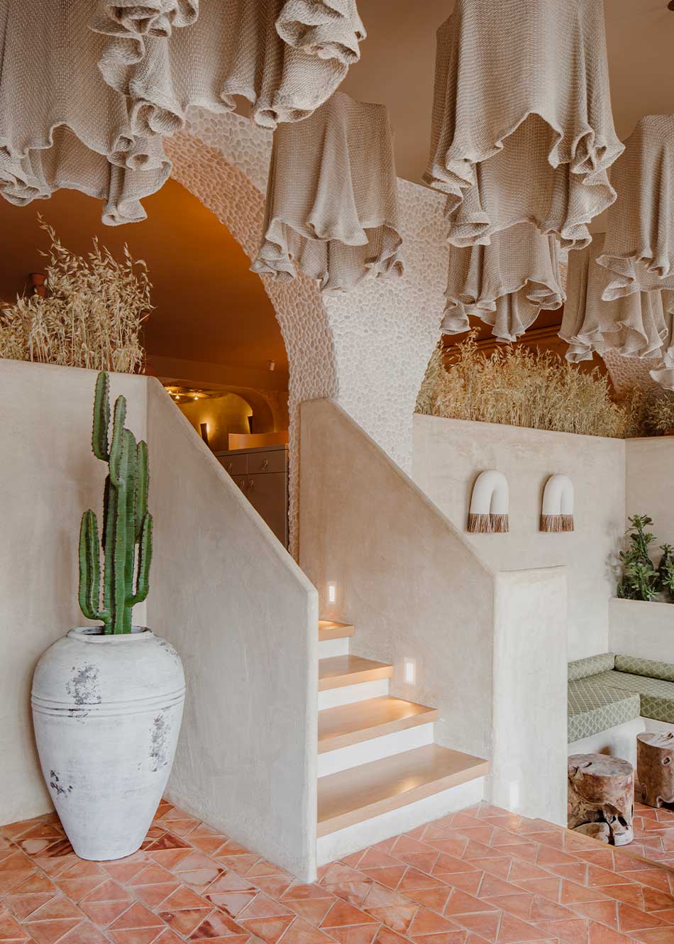 Aplique de pared curvado realizado en escayola con acabado semicrudo.