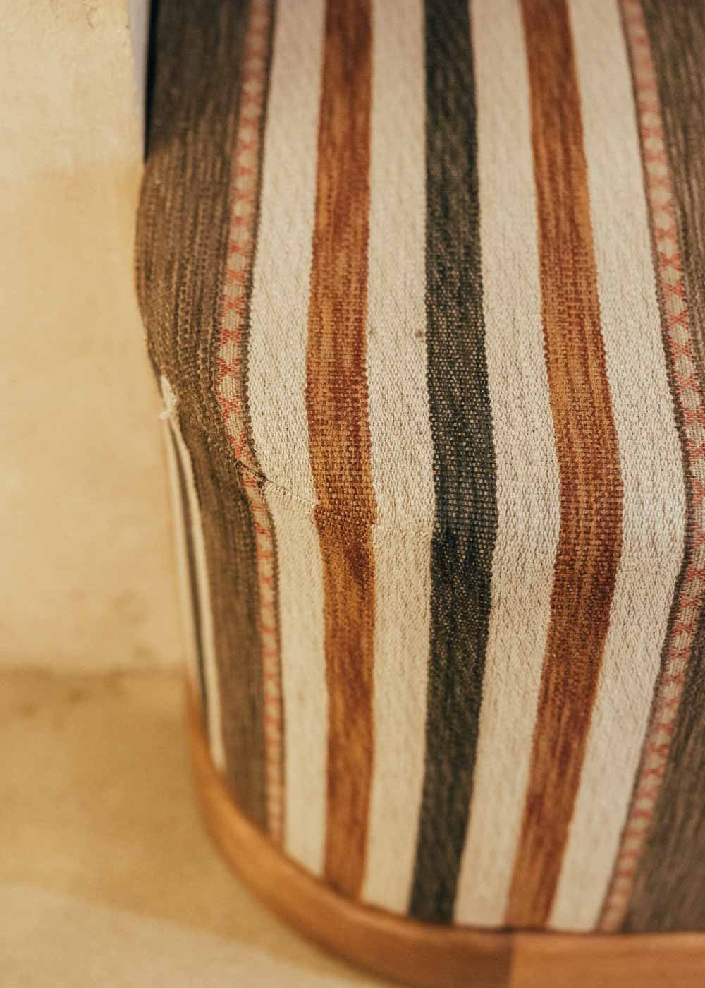 Banco de madera tapizado con tela de rayas