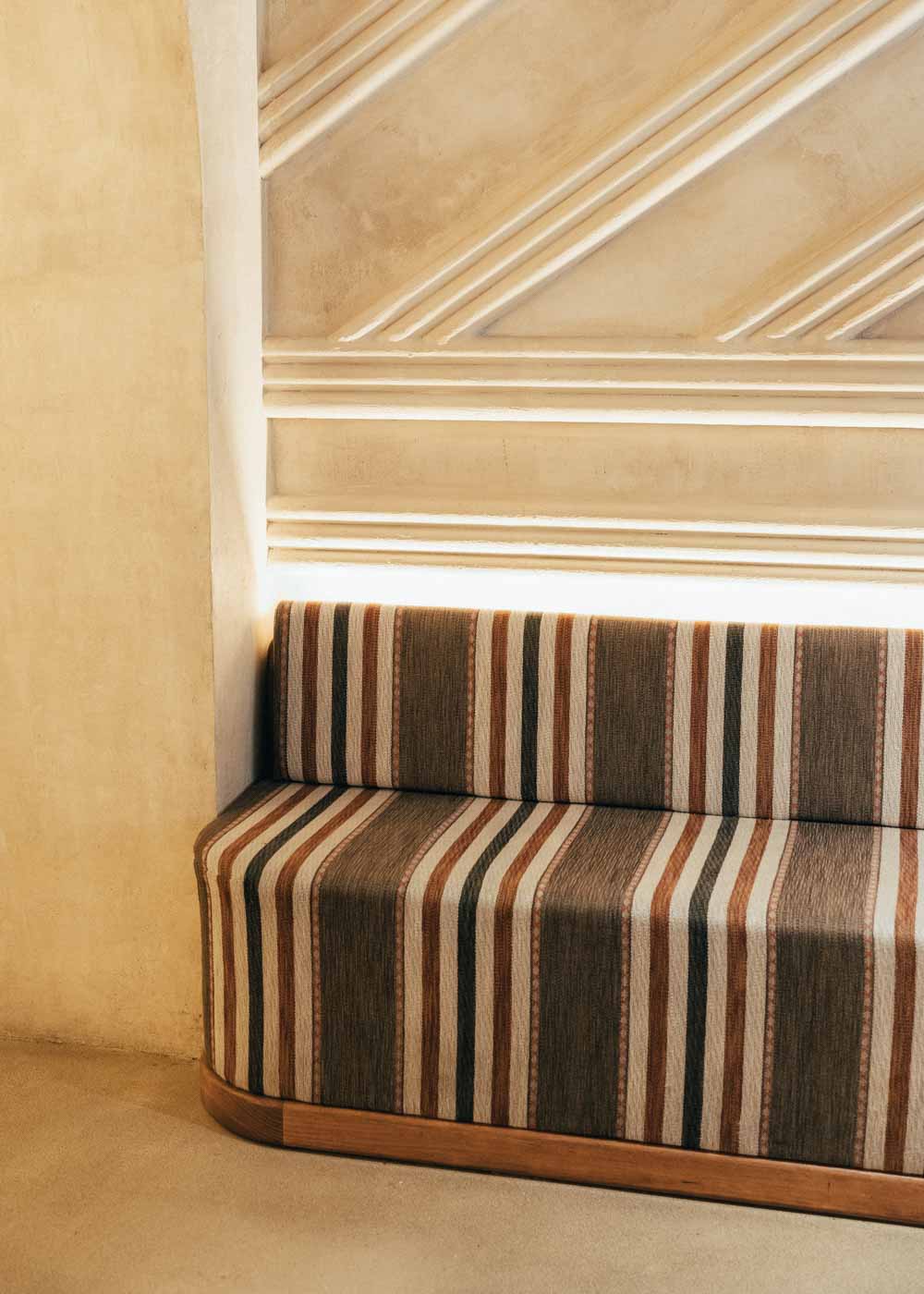 Banco de madera tapizado con tela de rayas