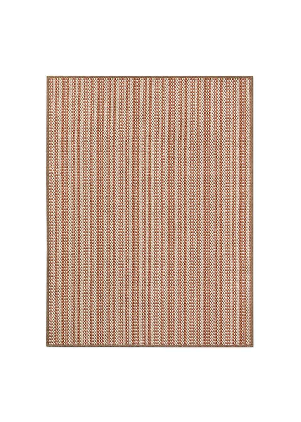 Alfombra fabricada en PET a partir de botellas de plástico recicladas de color beige con detalles en teja y elaborada en telar wilton de tejido plano.