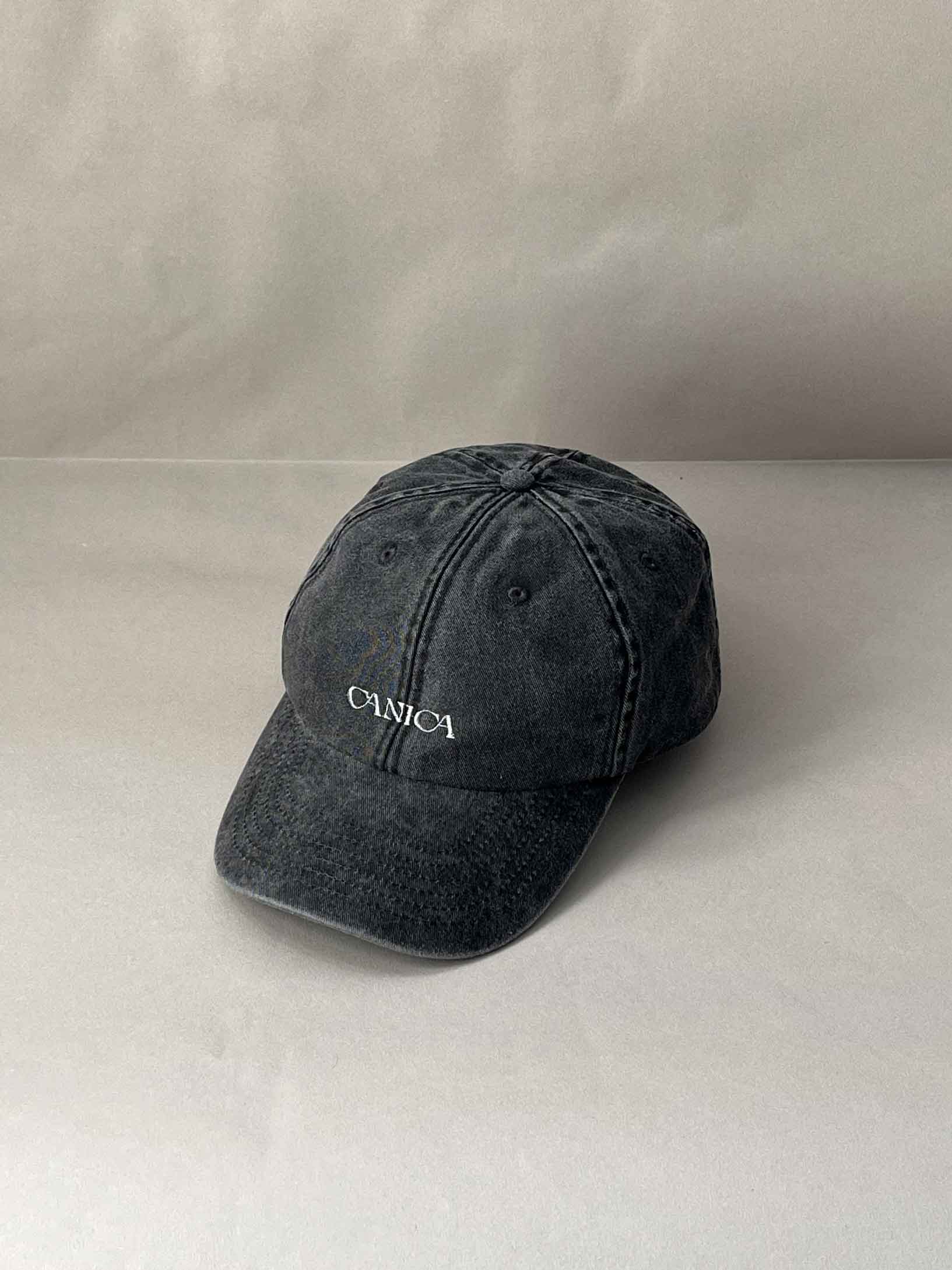 Gorra gris de algodón lavado con bordado personalizado en frontal