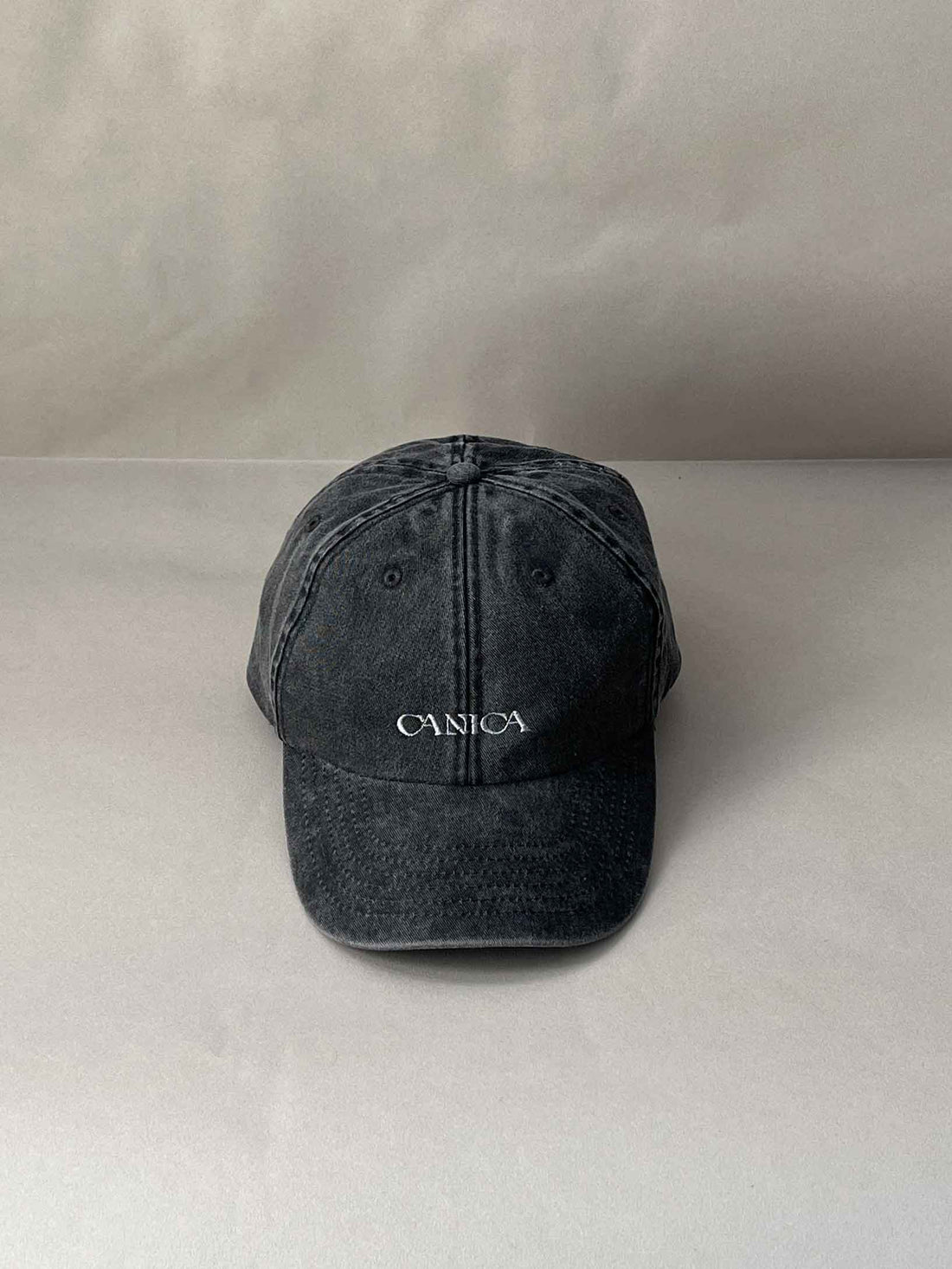 Gorra gris de algodón lavado con bordado personalizado en frontal