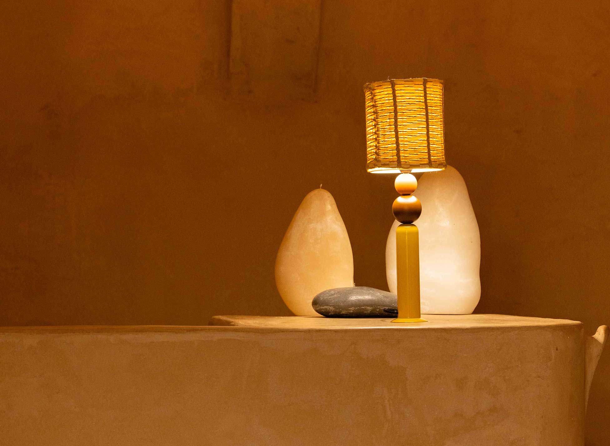 La lámpara N02 tiene el balance perfecto entre diversión y diseño. Su base está diseñada en color mostaza lacada en hierro, combinada con dos bolas de madera lacada en diferentes tamaños, en color arcilla y chocolate.
