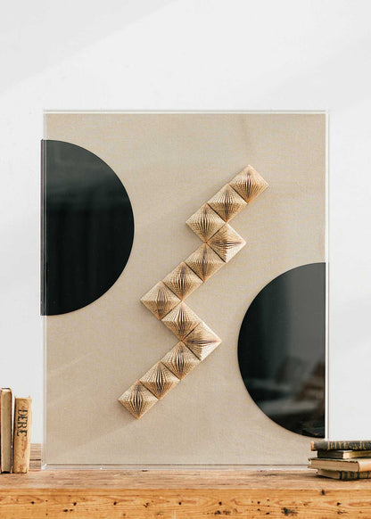 Escultura de pared forrada en lino rústico con caja de metacrilato transparente. Está formada por una serie de libros plegados y formas geométricas en metacrilato.