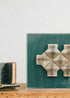 Escultura de pared forrada en lino rústico de color con caja de metacrilato transparente y serie de libros plegados