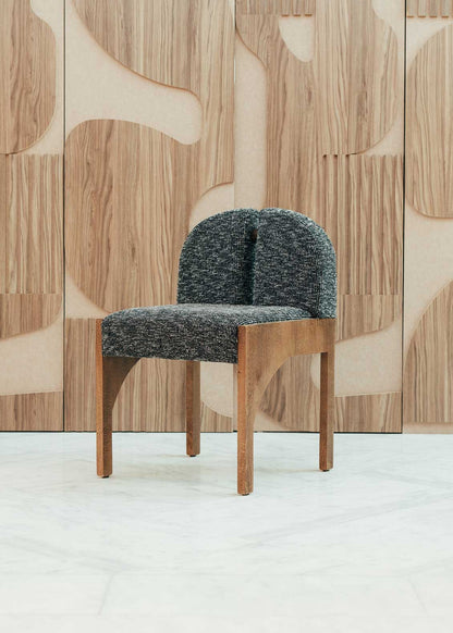 Silla de madera de haya con asiento tapizado en tela jaspeada en color blanco y negro.