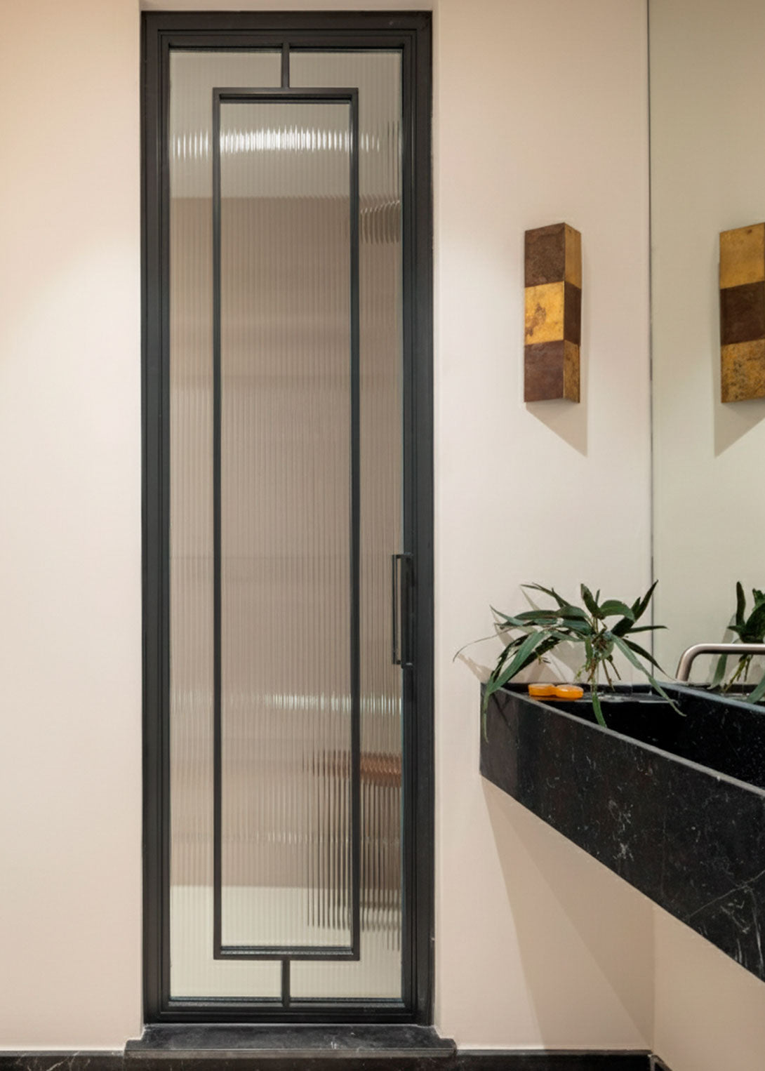 Aplique de pared realizado con chapas de latón envejecidas