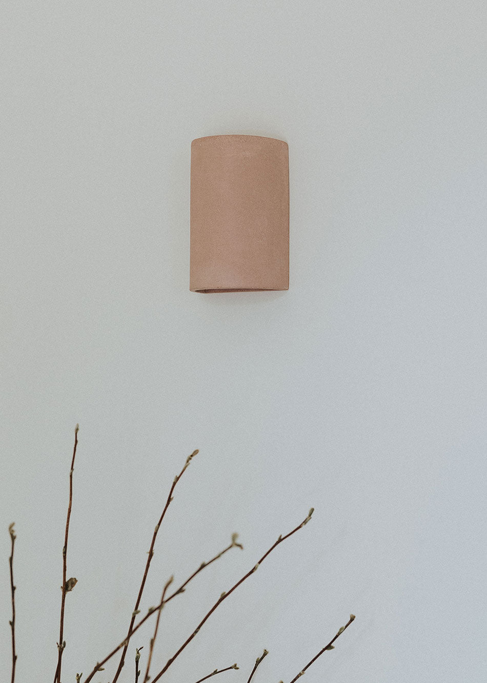 Aplique de pared realizado en cerámica. 