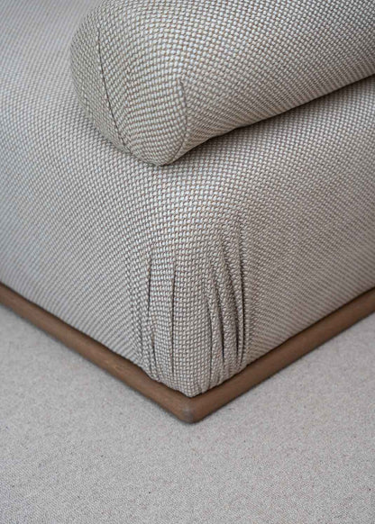 Daybed con estructura y base de madera tapizado con tela estampada