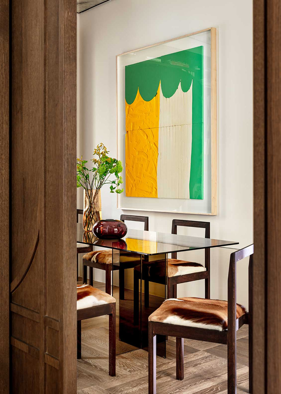 Mesa de comedor realizada en vidrio ahumado bronce. El sobre tiene los cantos pulidos y las esquinas redondeadas.