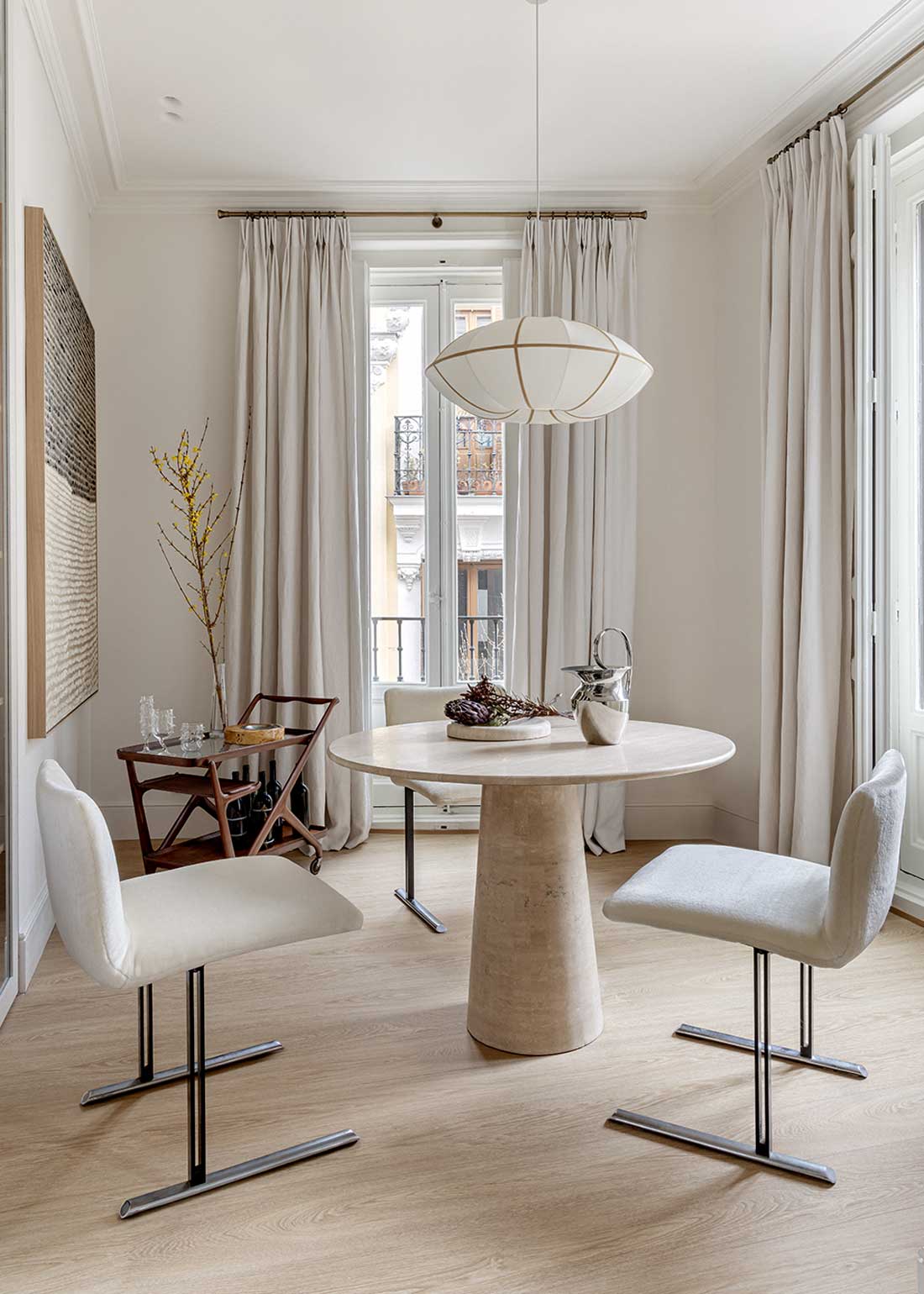 Mesa de comedor circular con pie central realizada en Travertino.