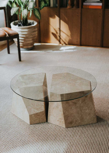Mesa baja de centro con piezas de Travertino Olivillo y sobre de vidrio templado.