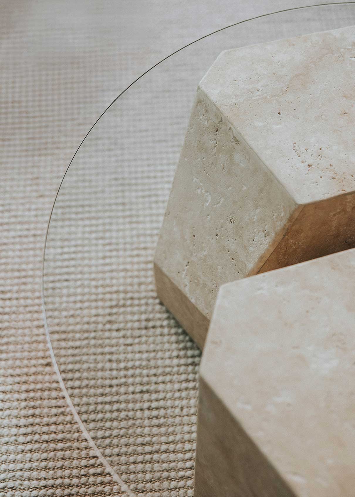 Mesa baja de centro con piezas de Travertino Olivillo y sobre de vidrio templado.