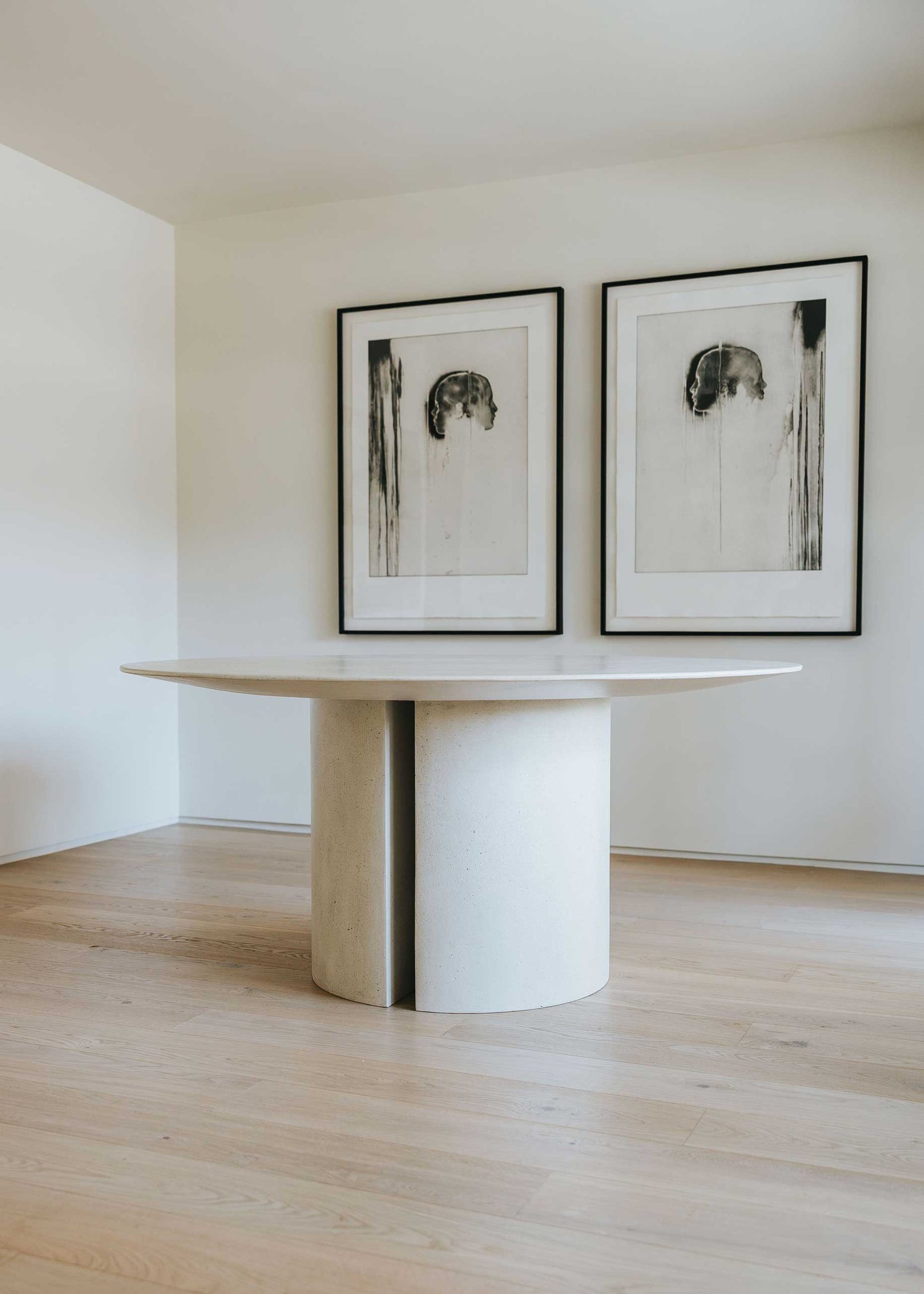 Mesa de comedor circular con estructura de madera revestida con microcemento.