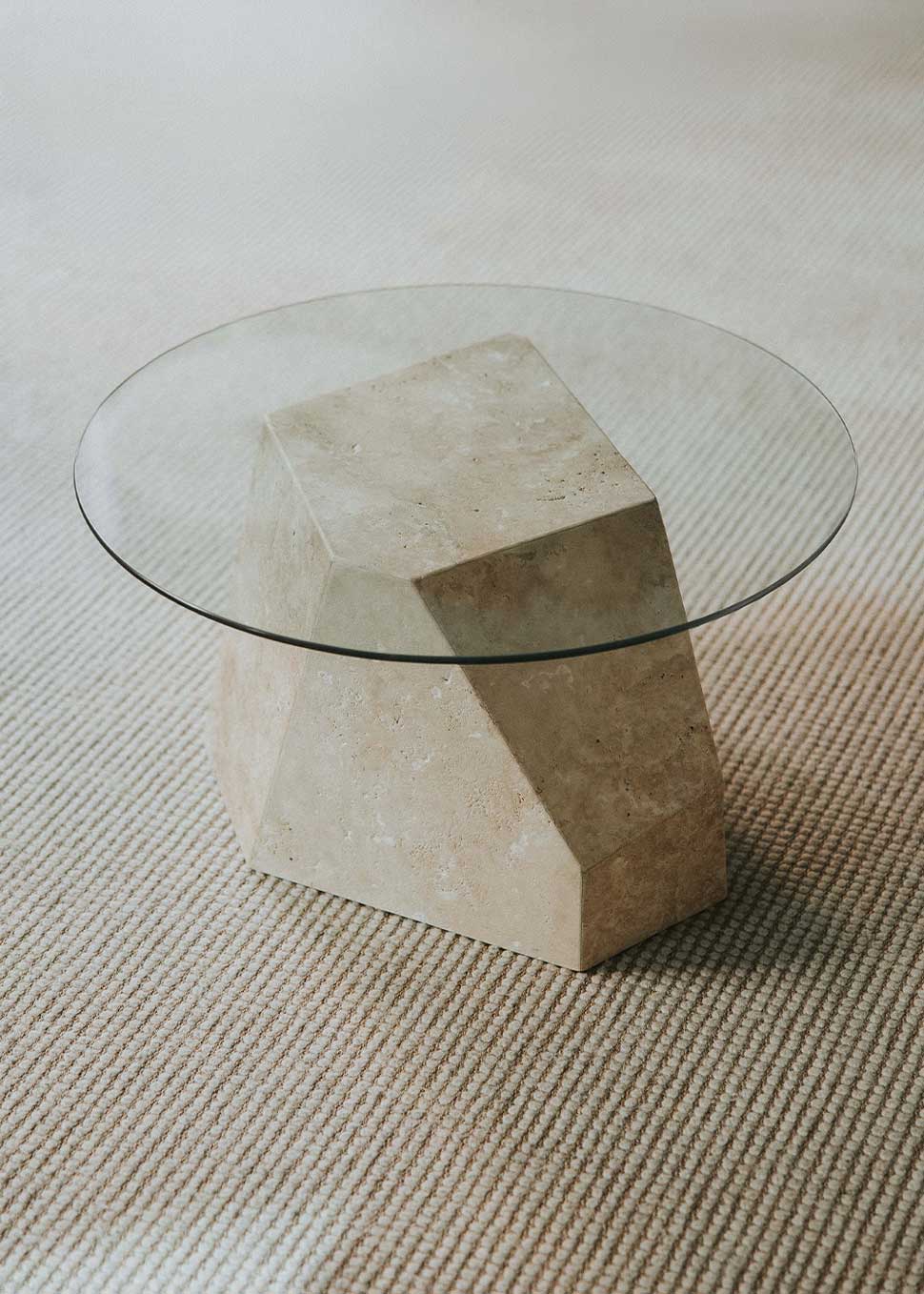 Mesa baja de centro con pieza de Travertino Olivillo y sobre de vidrio templado.