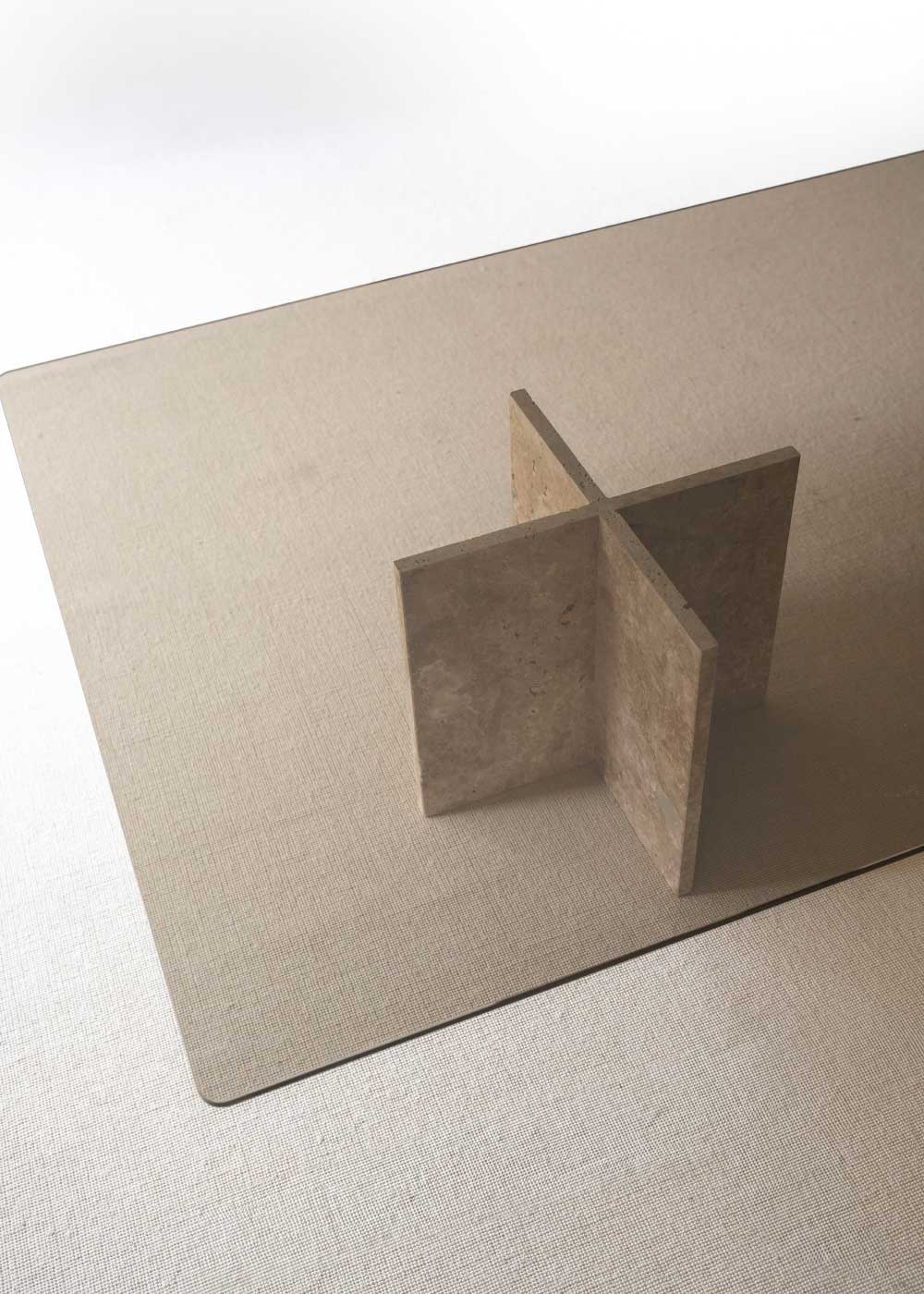 Mesa baja de centro con patas en cruz en dos materiales: vidrio y Travertino Olivillo.