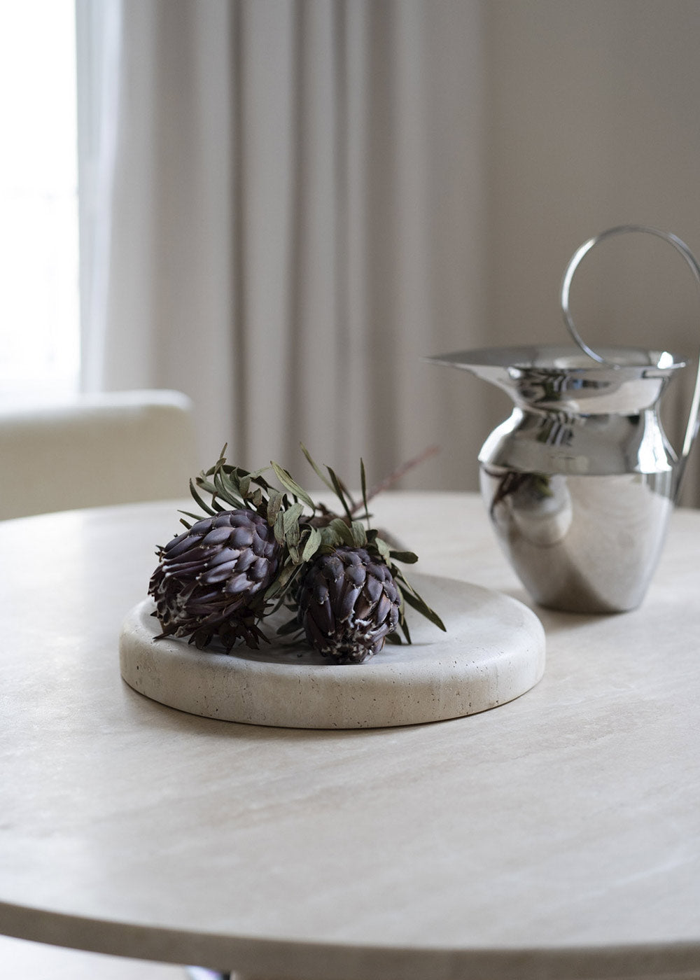 Mesa de comedor circular con pie central realizada en Travertino.