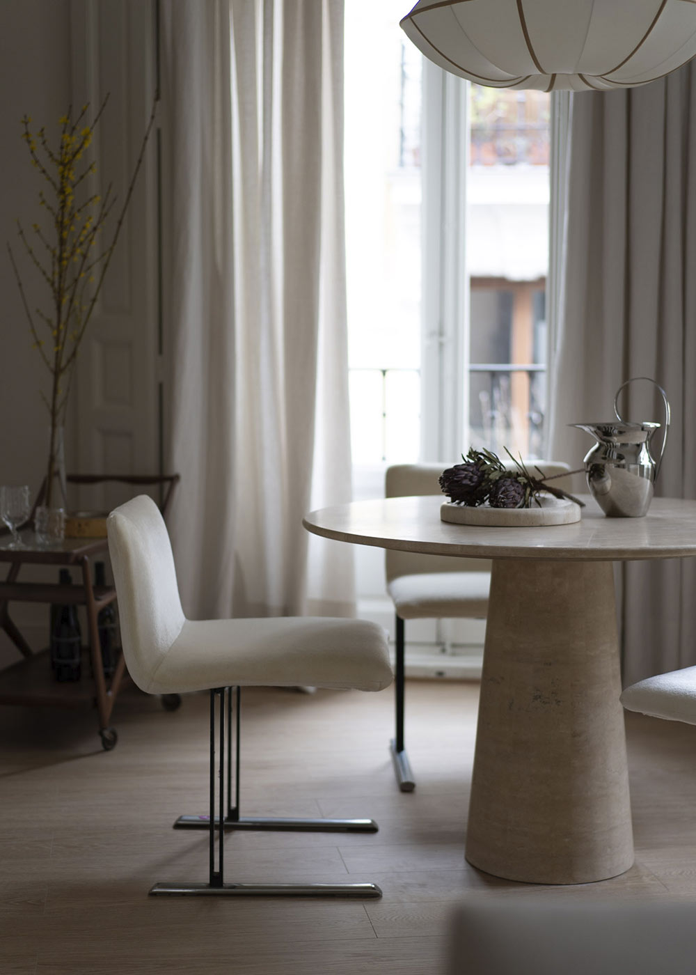 Mesa de comedor circular con pie central realizada en Travertino.