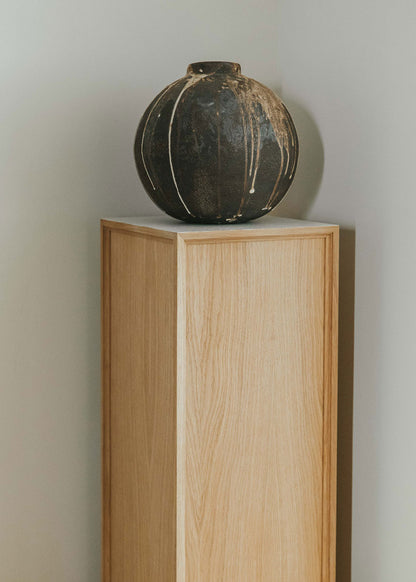 Peana decorativa de madera de roble.