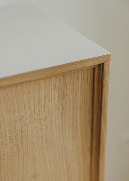 Peana decorativa de madera de roble.