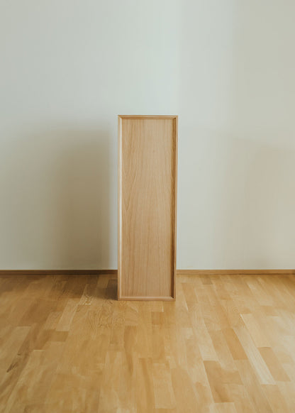 Peana decorativa de madera de roble.