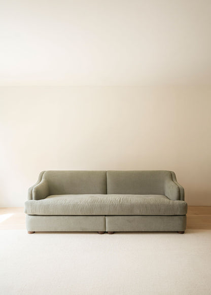 Sofá tapizado en tela gris de lino y algodón con estructura de madera de haya.