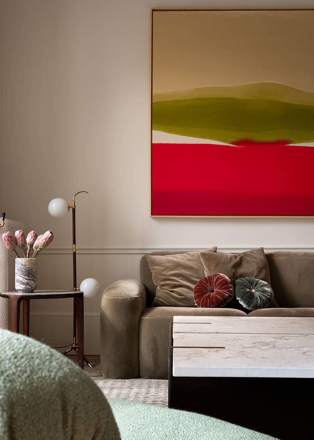 Sofá con estructura de madera tapizado en tela de terciopelo marrón verdoso o tela blanca cruda.