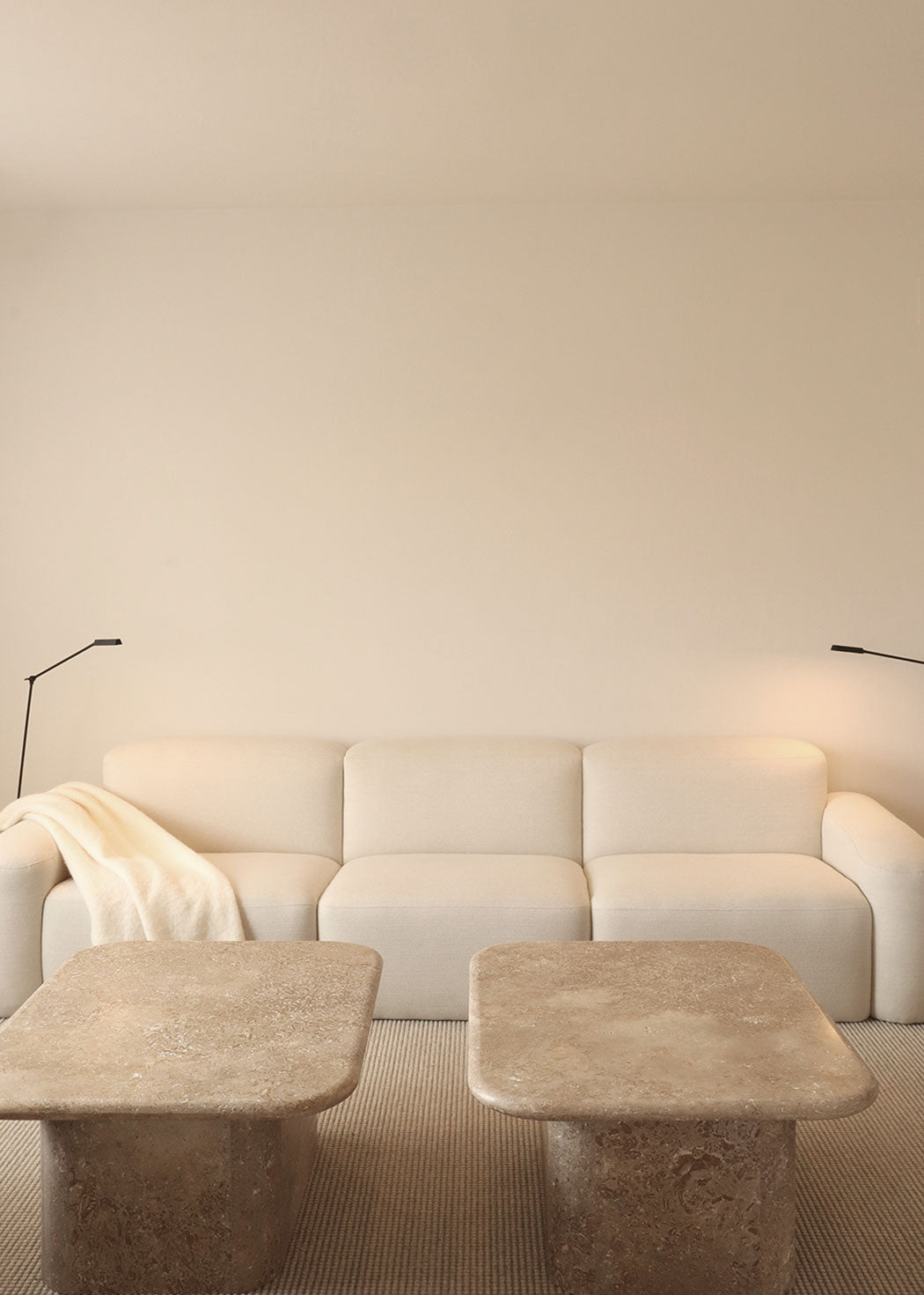 Sofá con estructura de madera tapizado en tela de terciopelo marrón verdoso o tela blanca cruda.