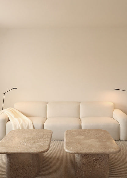 Sofá con estructura de madera tapizado en tela de terciopelo marrón verdoso o tela blanca cruda.