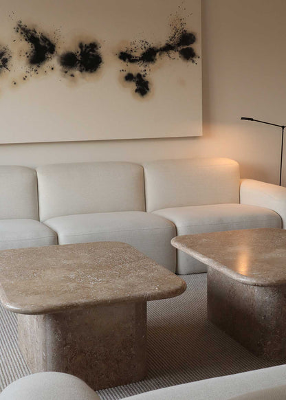 Sofá con estructura de madera tapizado en tela de terciopelo marrón verdoso o tela blanca cruda.