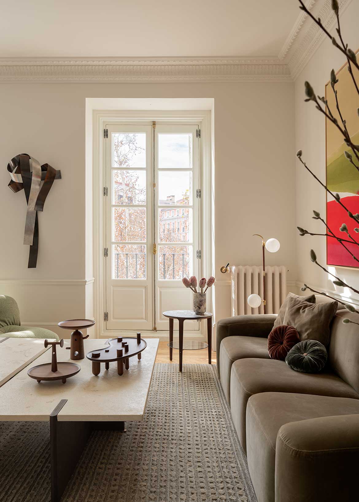 Sofá con estructura de madera tapizado en tela de terciopelo marrón verdoso o tela blanca cruda.