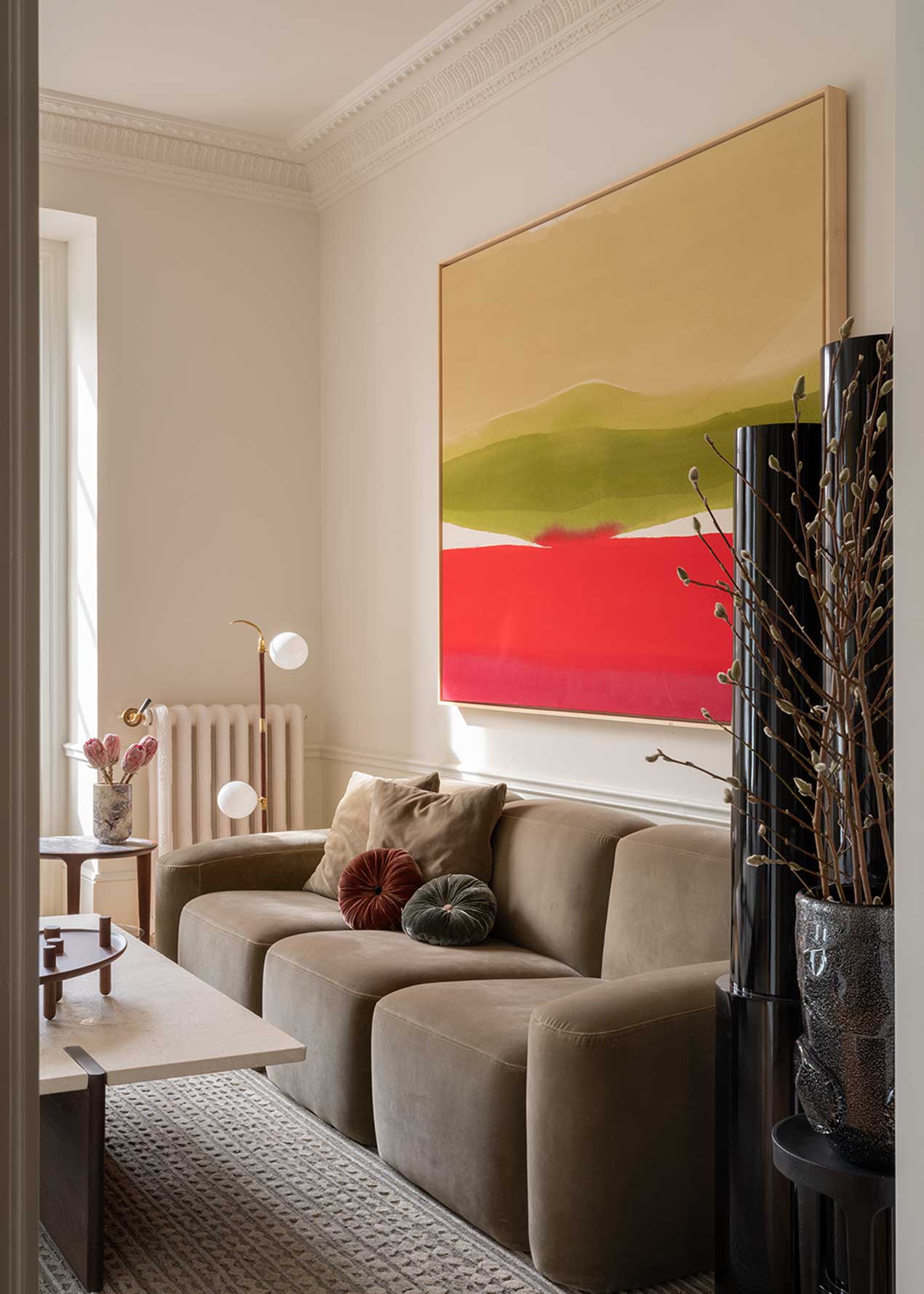 Sofá con estructura de madera tapizado en tela de terciopelo marrón verdoso o tela blanca cruda.