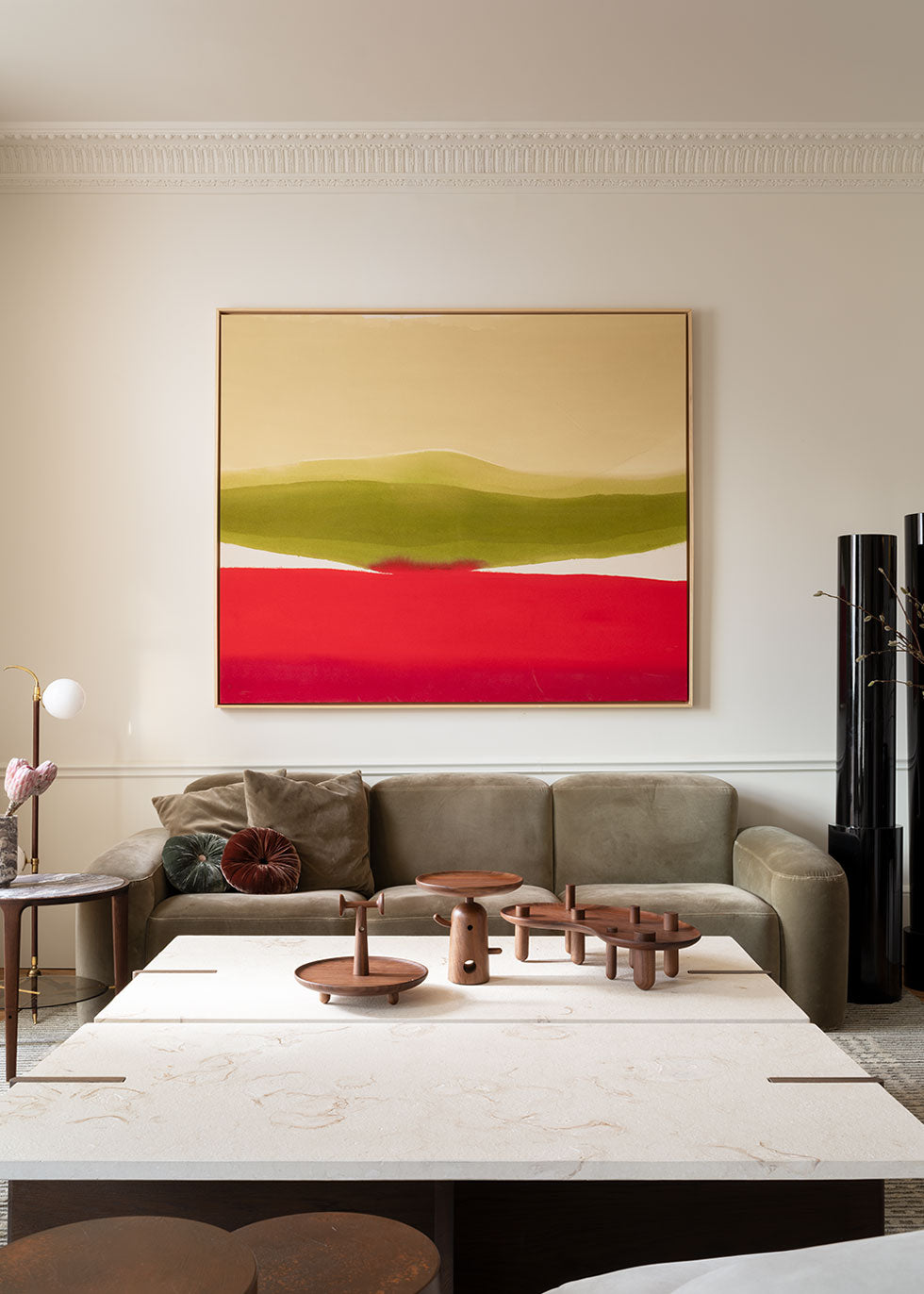 Sofá con estructura de madera tapizado en tela de terciopelo marrón verdoso o tela blanca cruda.