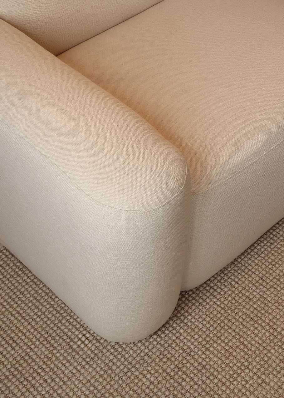 Sofá con estructura de madera tapizado en tela de terciopelo marrón verdoso o tela blanca cruda.