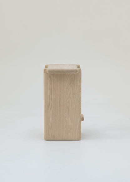 Taburete de madera maciza de fresno con acabado beige, marrón o negro.