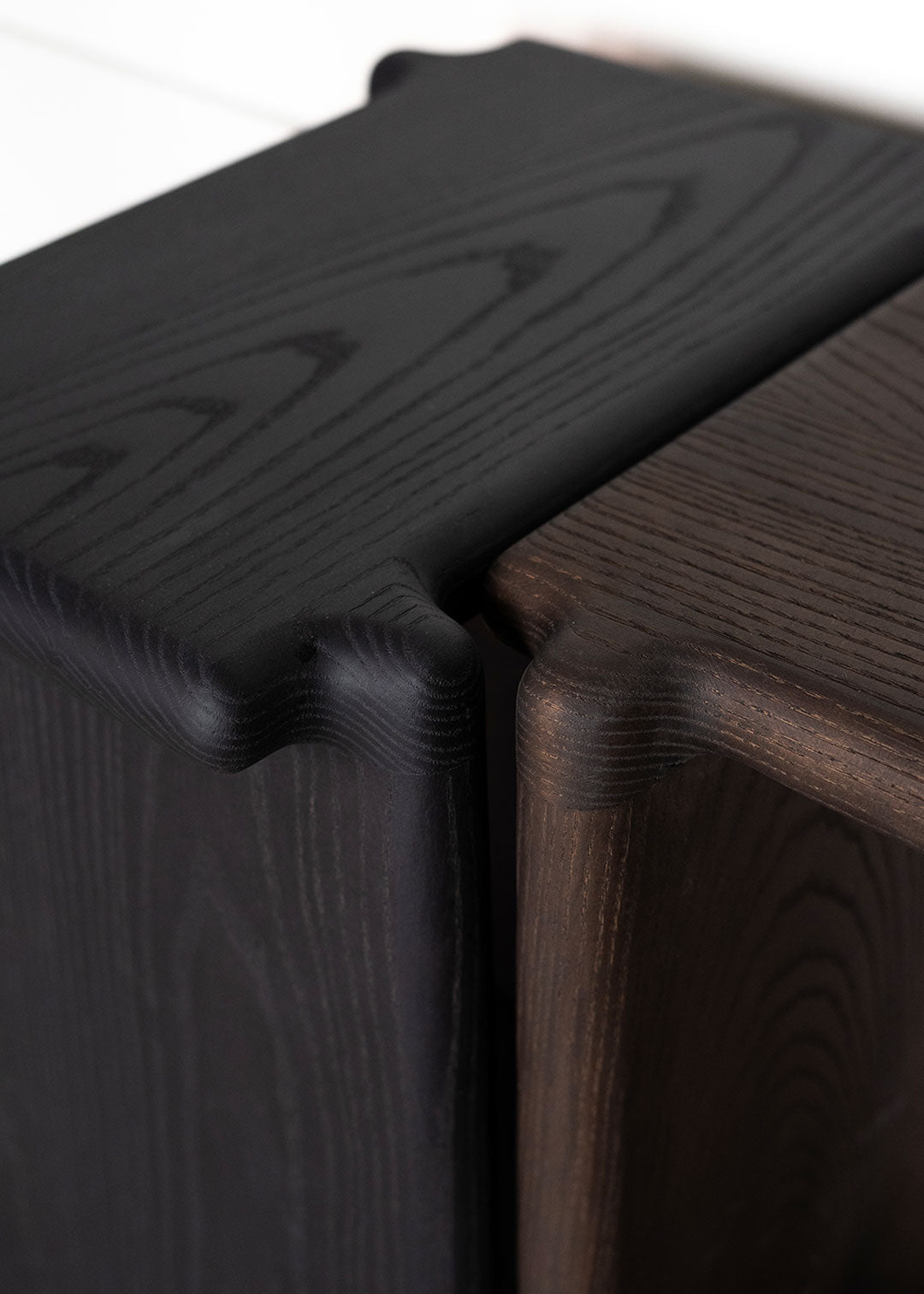 Taburete de madera maciza de fresno con acabado beige, marrón o negro.