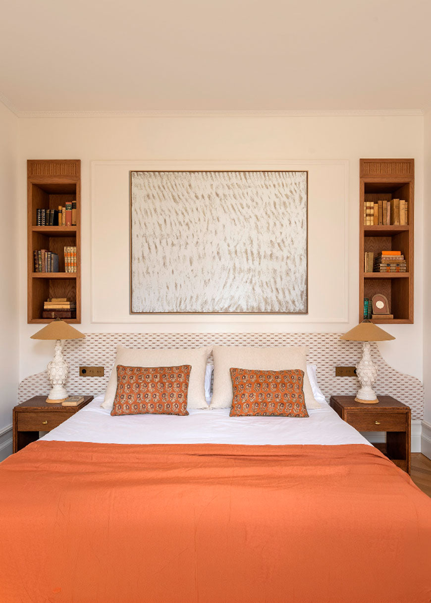 Cabecero tapizado en tela estampada.