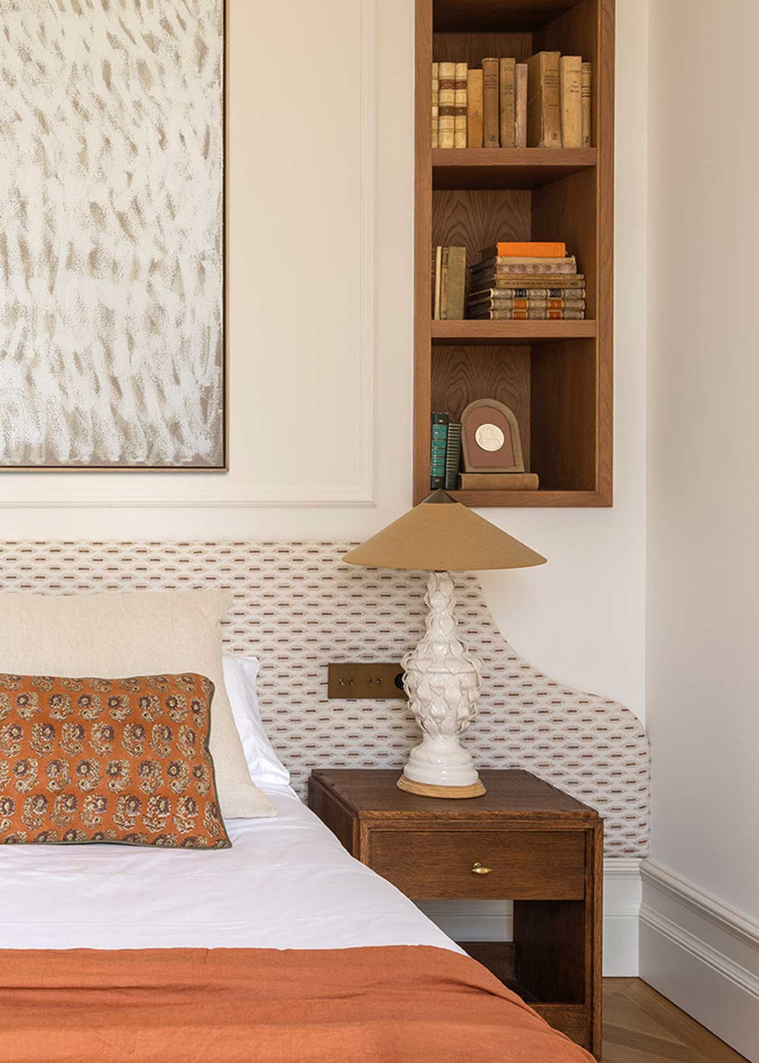 Cabecero tapizado en tela estampada.