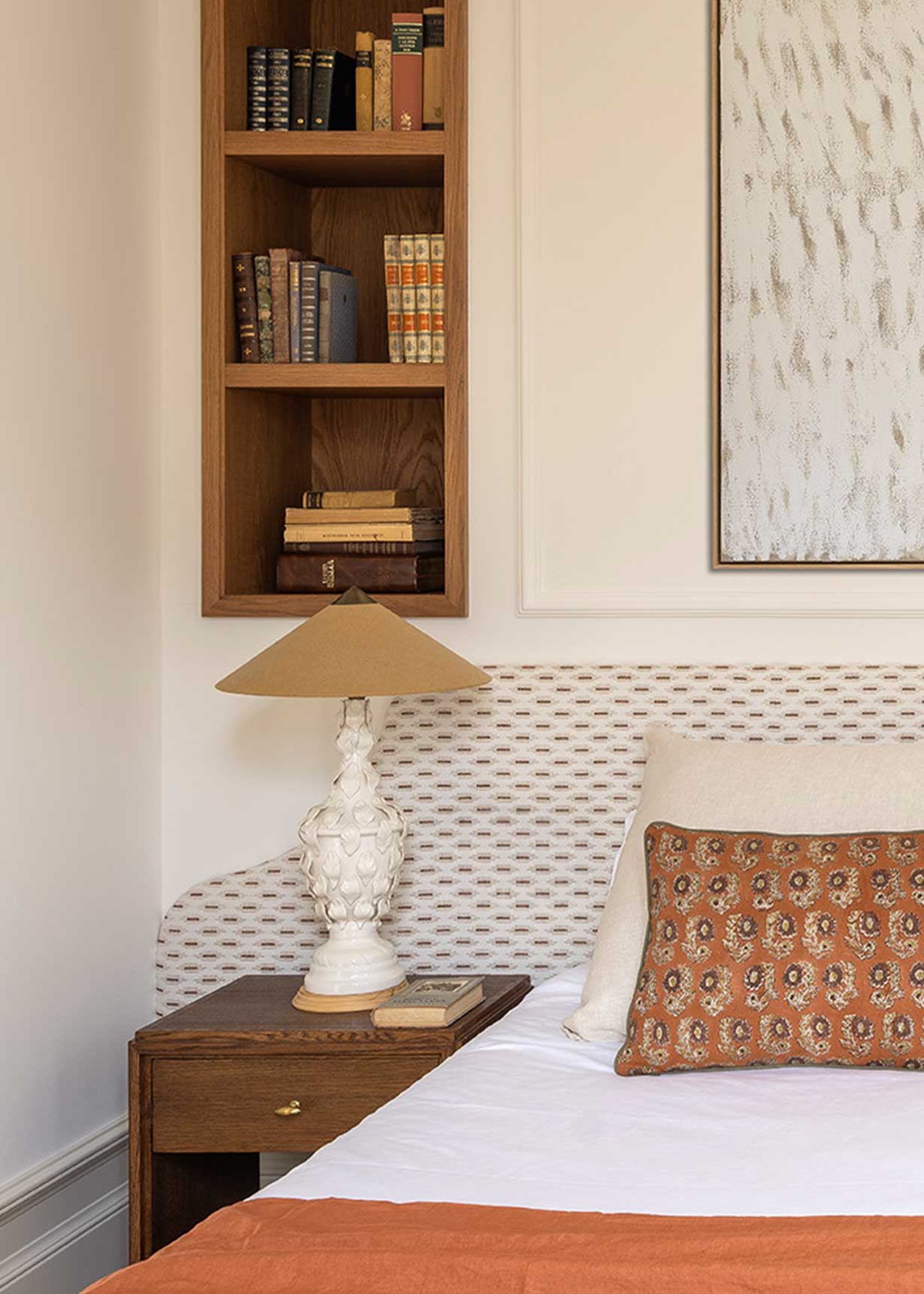 Cabecero tapizado en tela estampada.