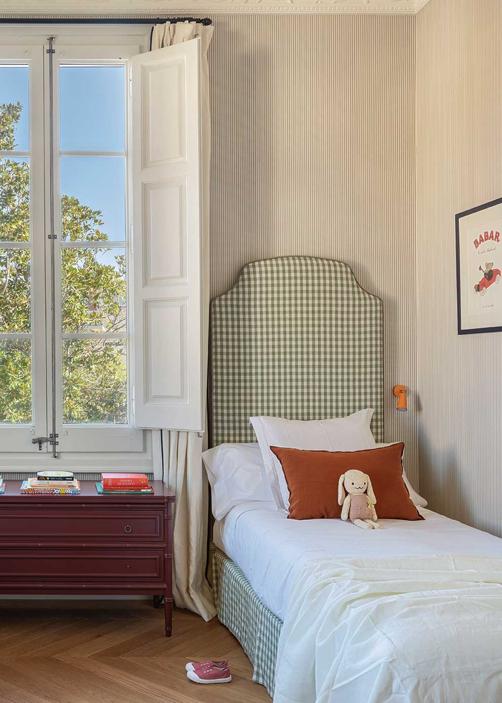 Cabecero individual tapizado en tela estampada de cuadros vichy.