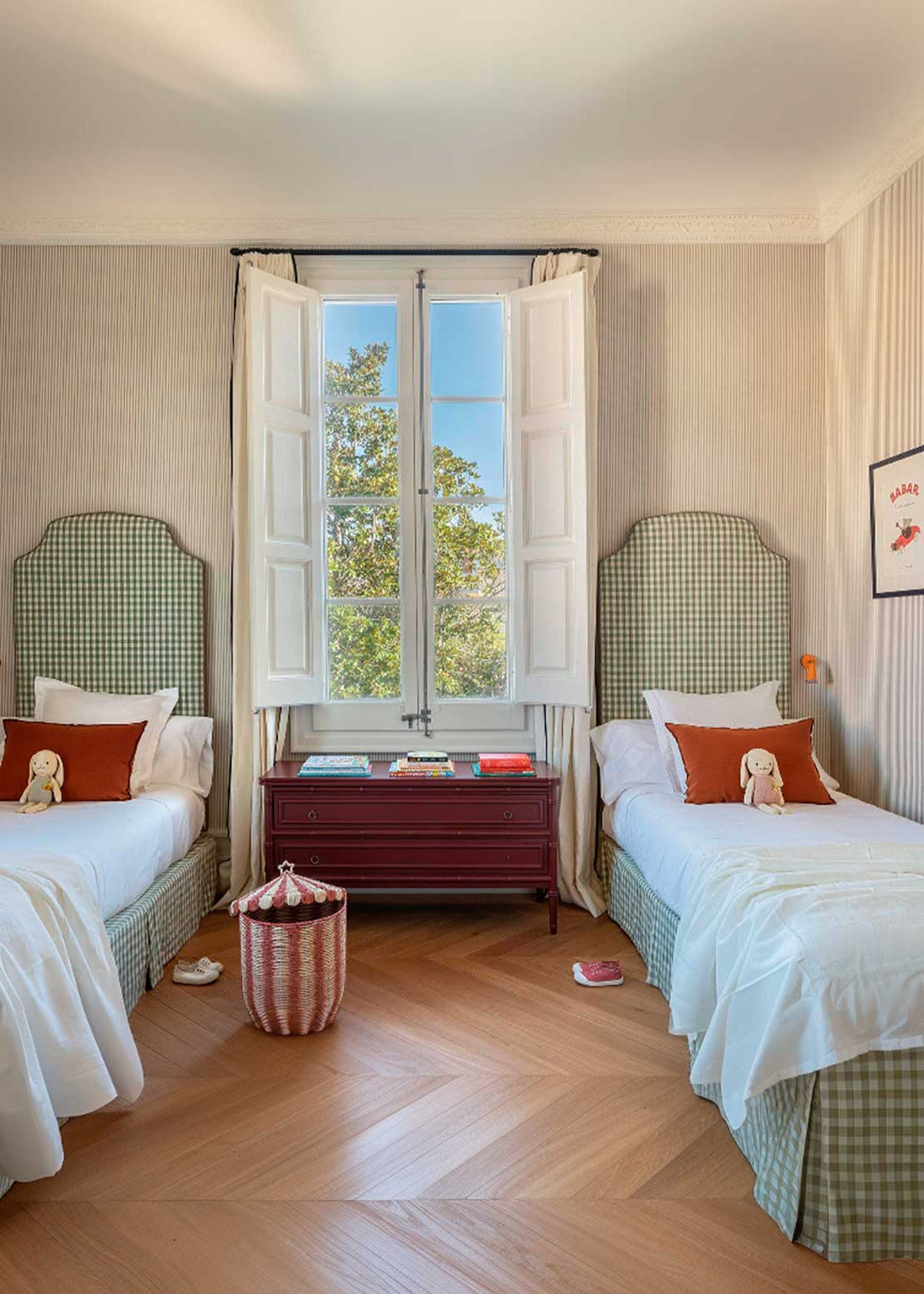 Cabecero individual tapizado en tela estampada de cuadros vichy.