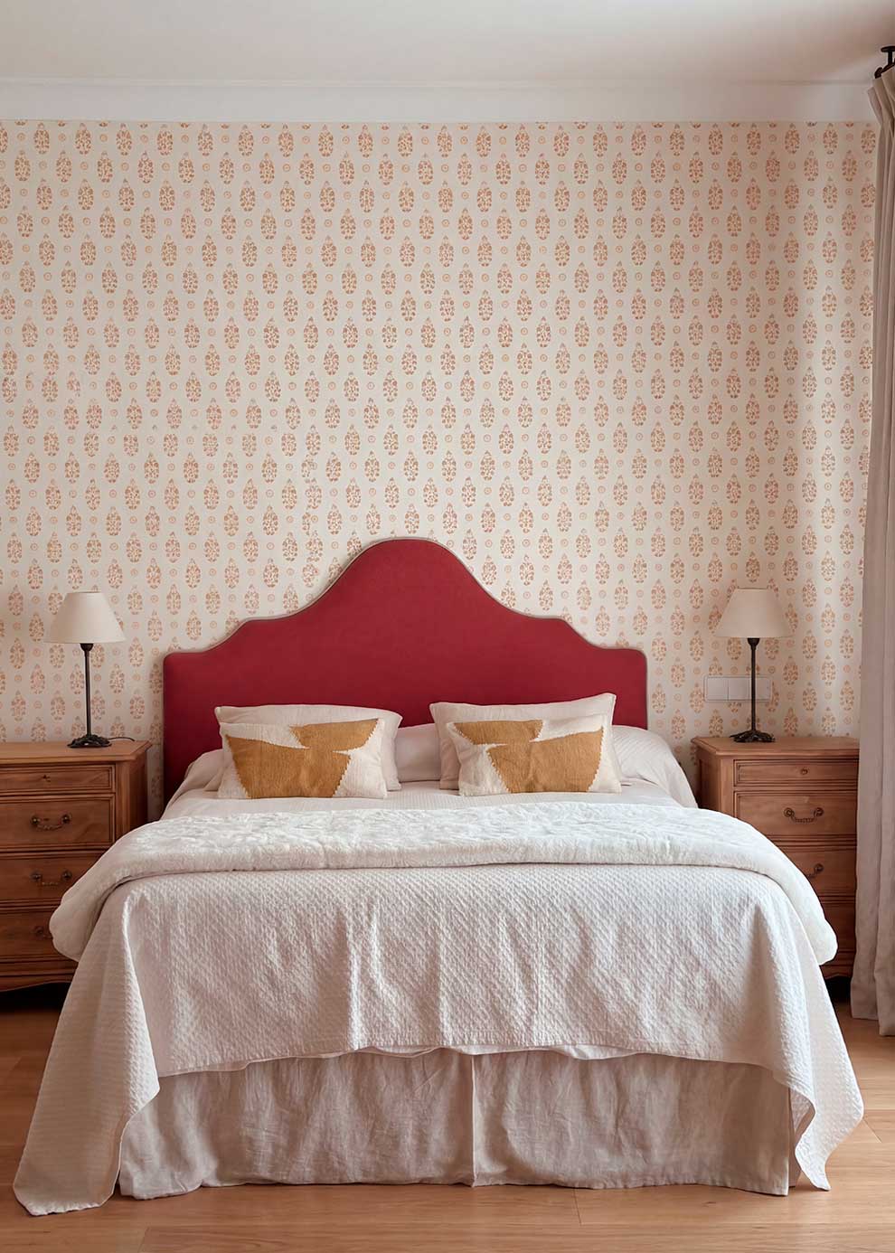 Cabecero tapizado en tela burdeos.