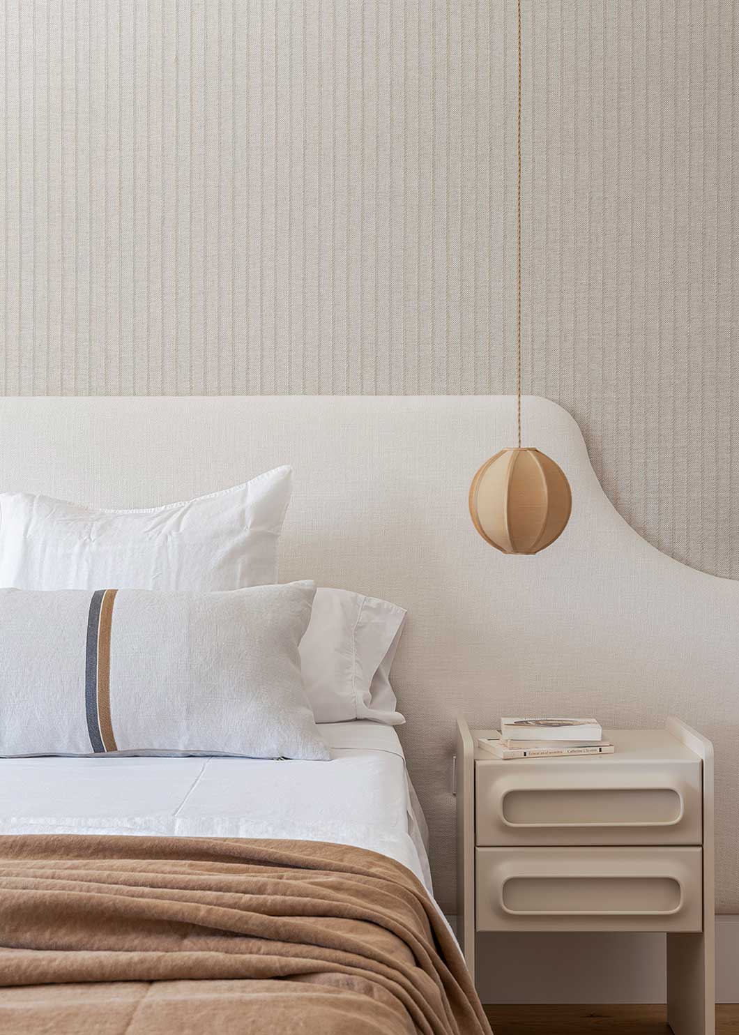 Cabecero tapizado en tela blanca.